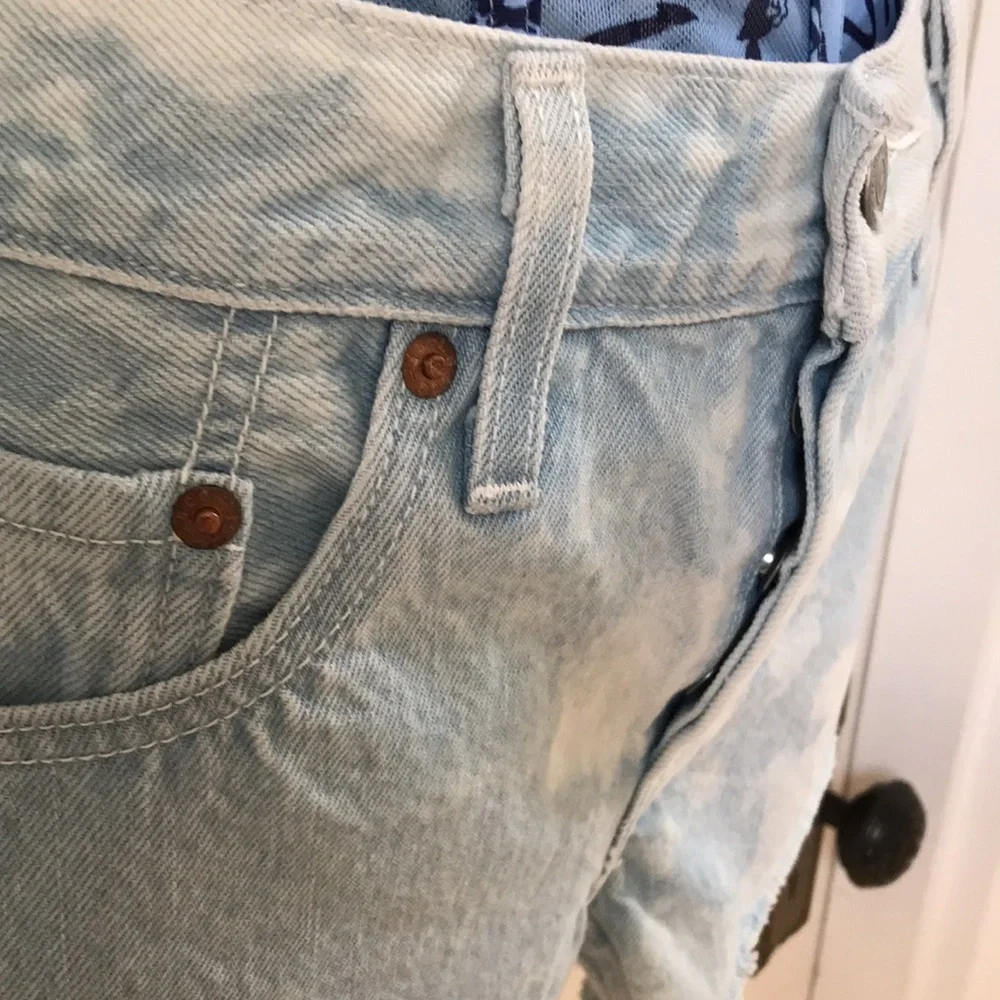 Premium Levi's sz 27 501 jean shorts Light blue bleached distressed - Picture 3 of 9